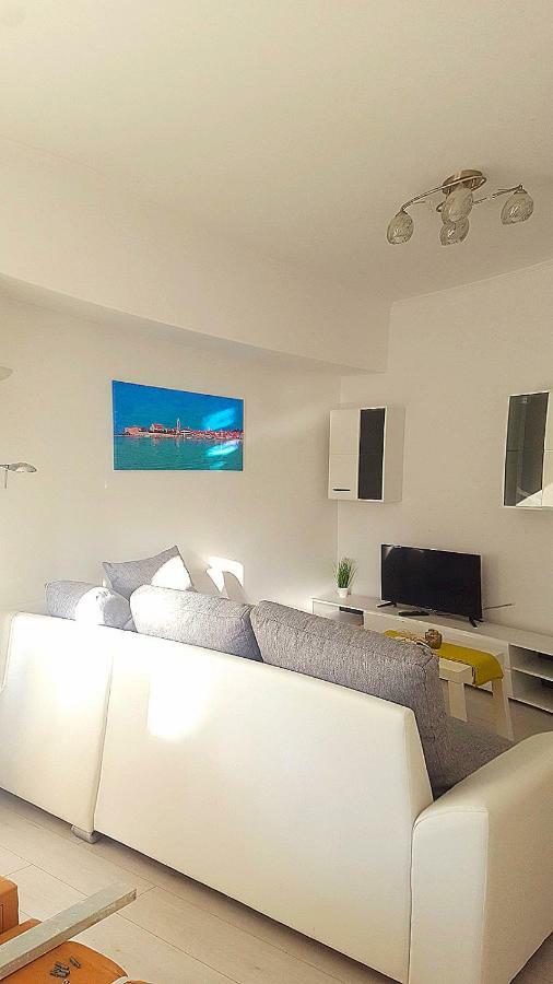 Apartmani "Sandro" Gonar Rab Town Exterior photo